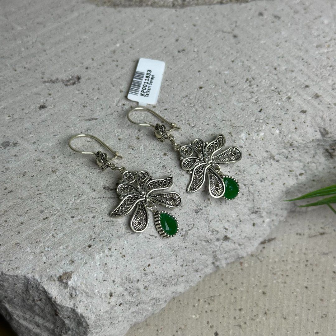 925 Ayar El İşçilikli Yaprak Model Zümrüt Taşlı Midyat Telkarisi Kadın Küpe