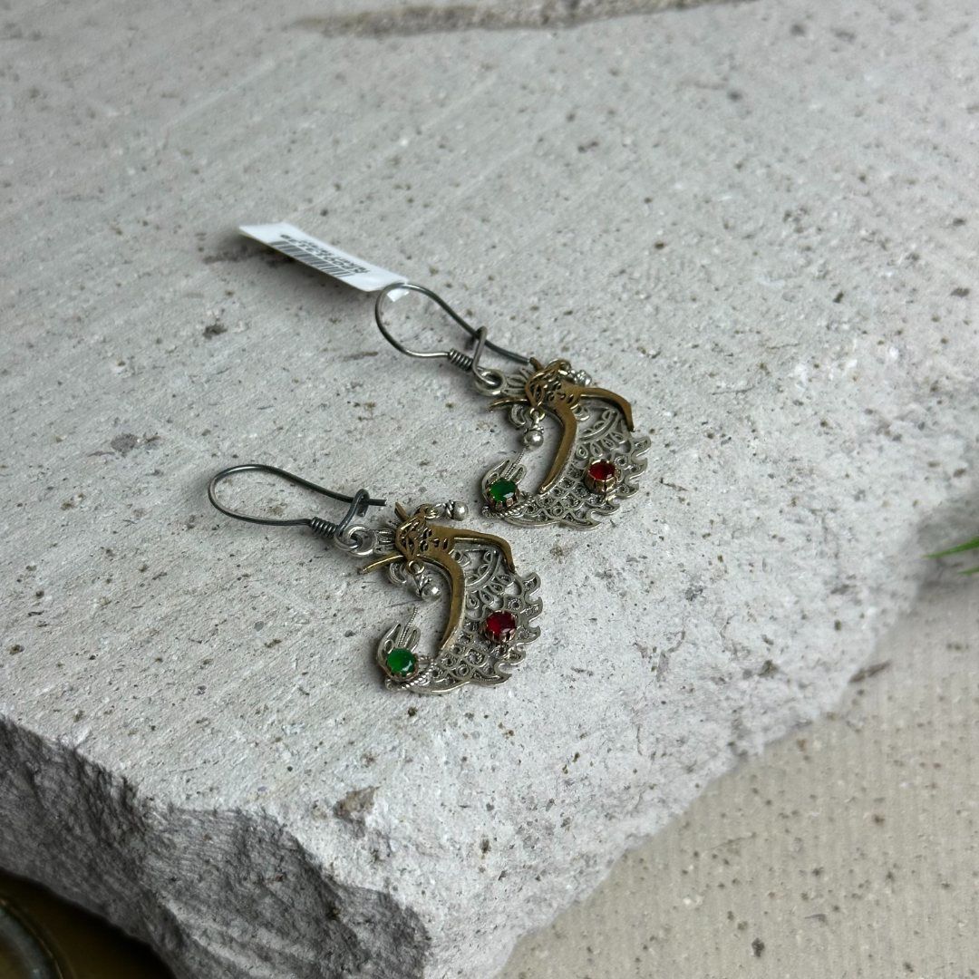 925 Ayar El İşçilikli Şahmeran Model Zümrüt Taşlı Midyat Telkarisi Kadın Küpe