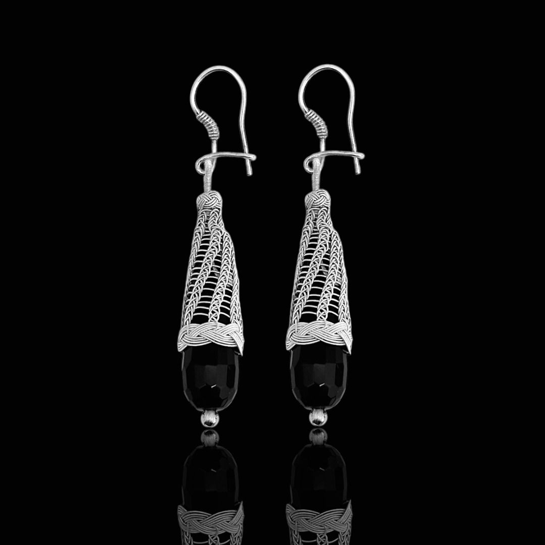 1000 Ayar Kazaziye İşlemeli Siyah Safir Taşlı Gümüş Küpe