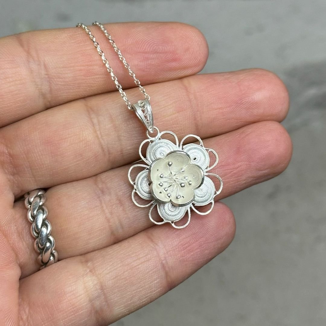 925 Ayar Gümüş El İşi Çiçek Model Kolye