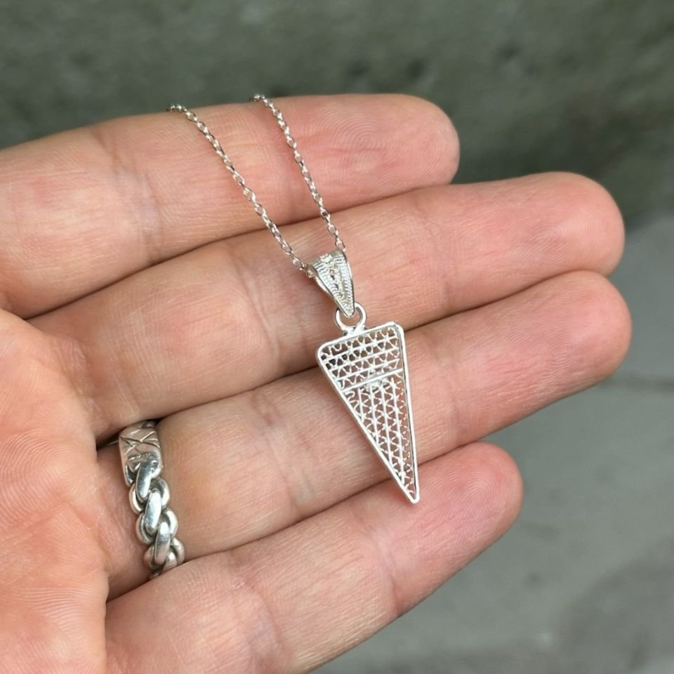 Üçgen Model 925 Ayar El İşi Telkari Gümüş Kolye