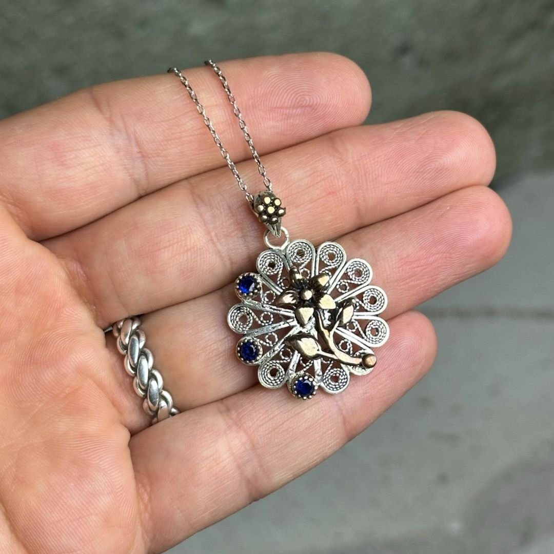 Safir Taşlı Gül Motifli Oksitli Telkari Gümüş Kolye