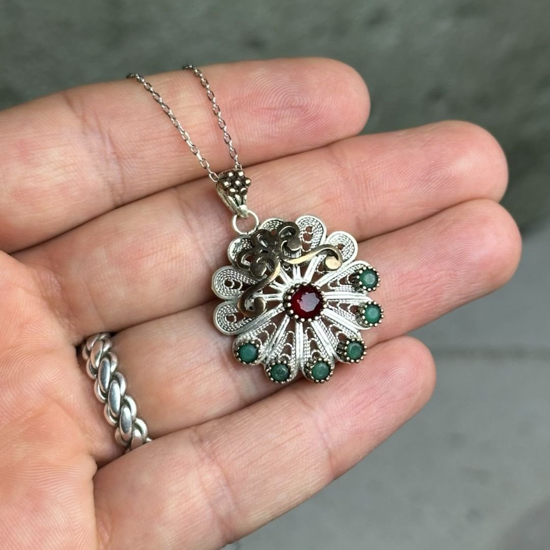 Çiçek Motifli Kök Yakut ve Zümrüt Taşlı Oksitli Telkari Gümüş Kolye