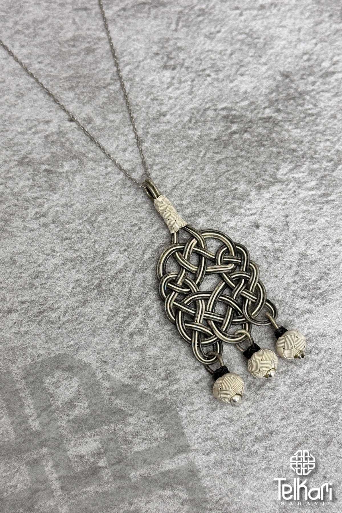 Top Püsküllü Kazaziye Gümüş Kolye